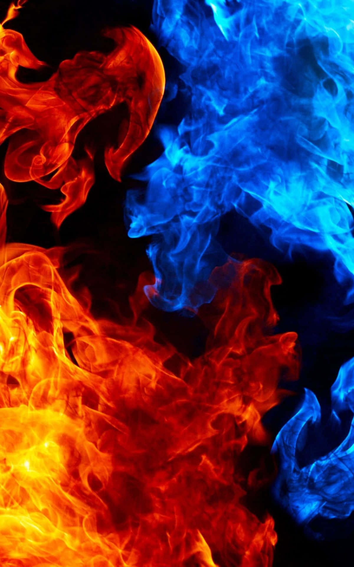 Unglaublichekombination Aus Rotem Und Blauem Feuer Wallpaper