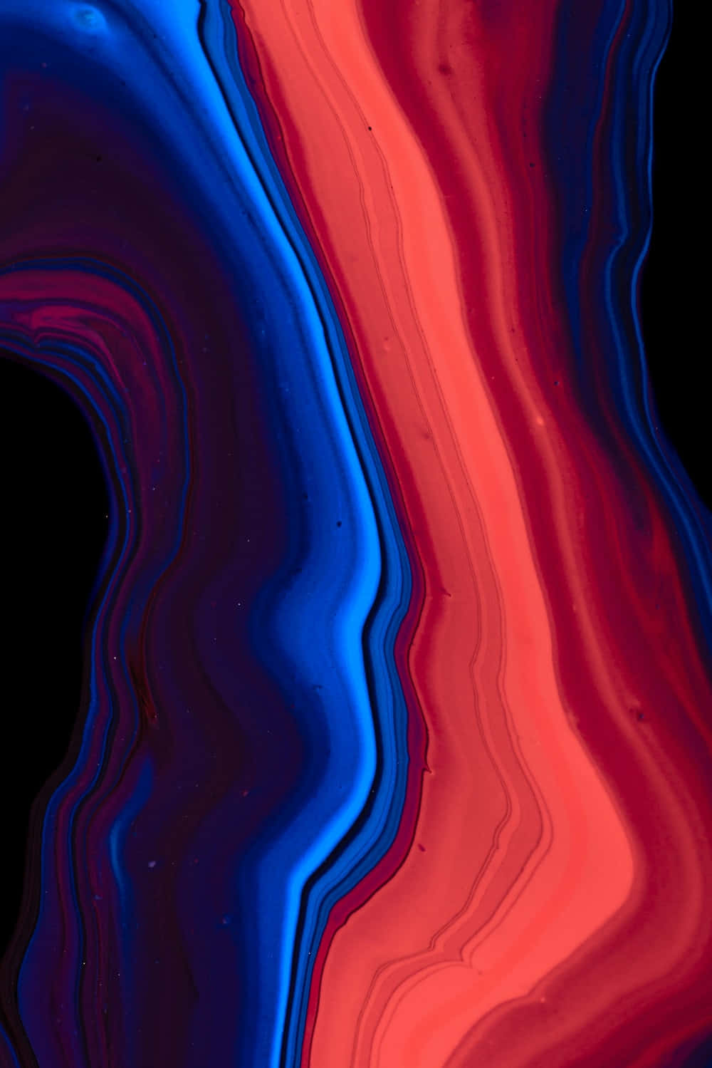 Unapintura Abstracta En Azul Y Rojo Sobre Un Fondo Negro Fondo de pantalla