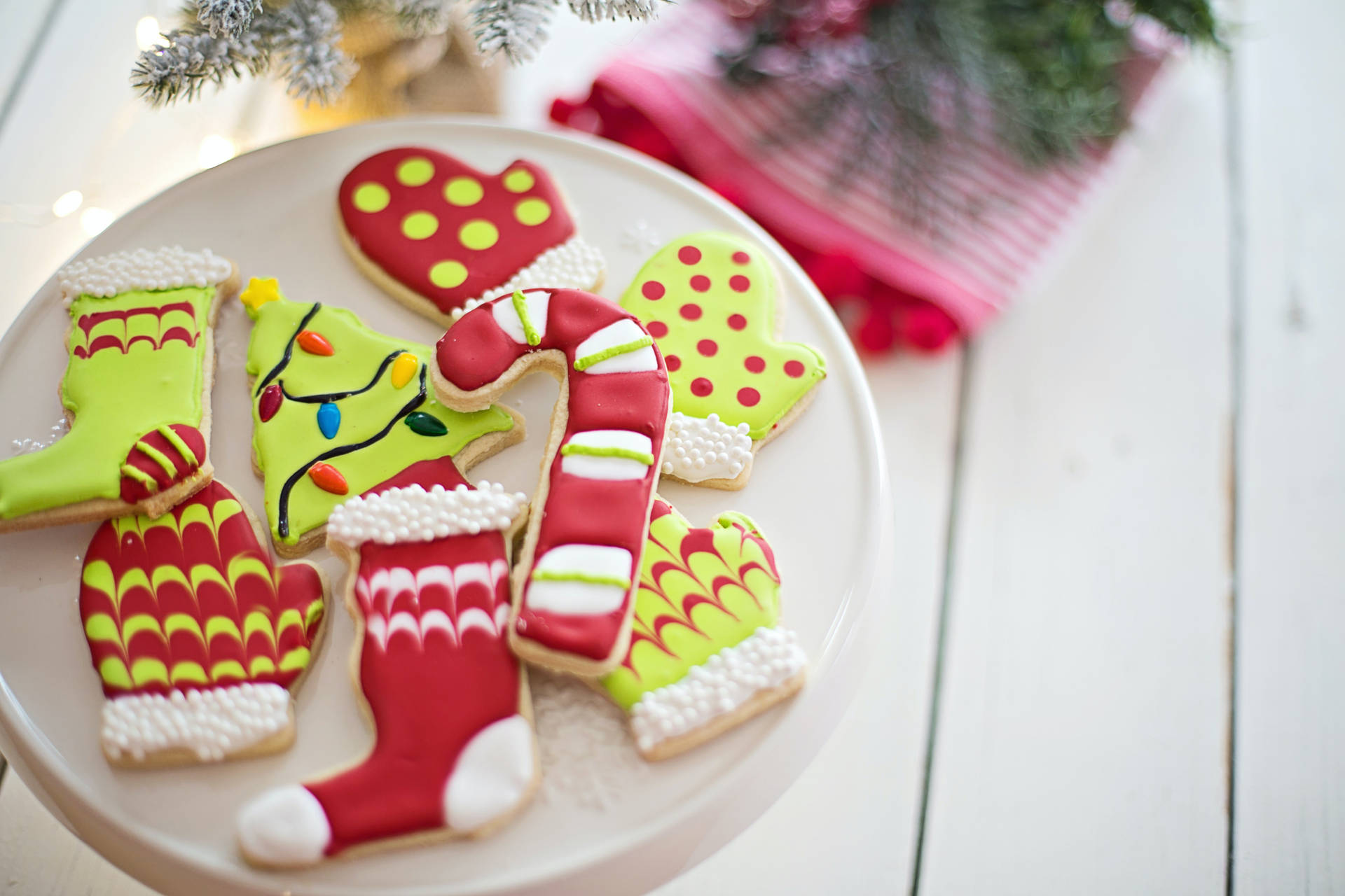 Red And Green Christmas Cookies Wallpaper