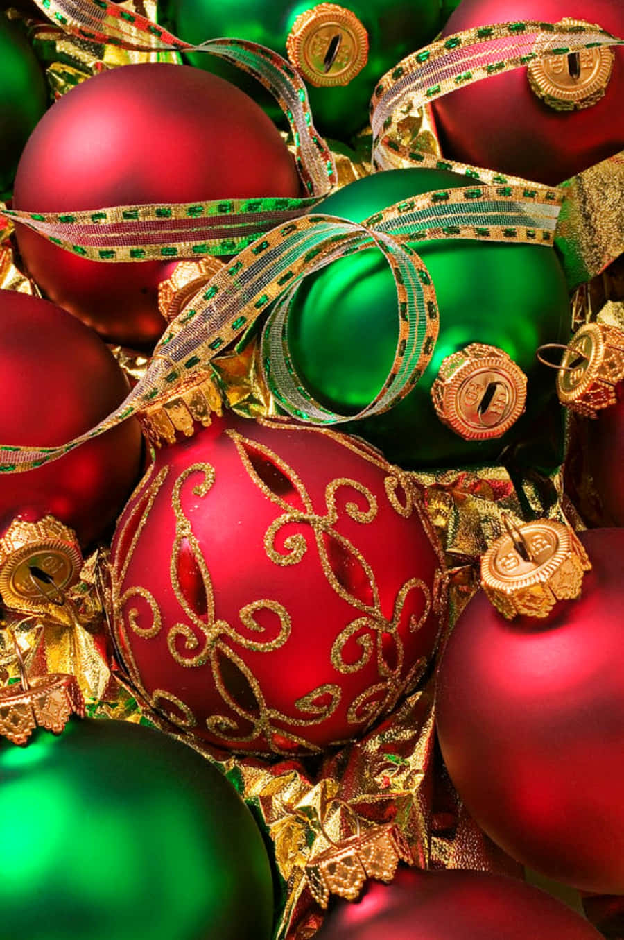Enjoy a traditional red and green holiday with these festive decorations! Wallpaper