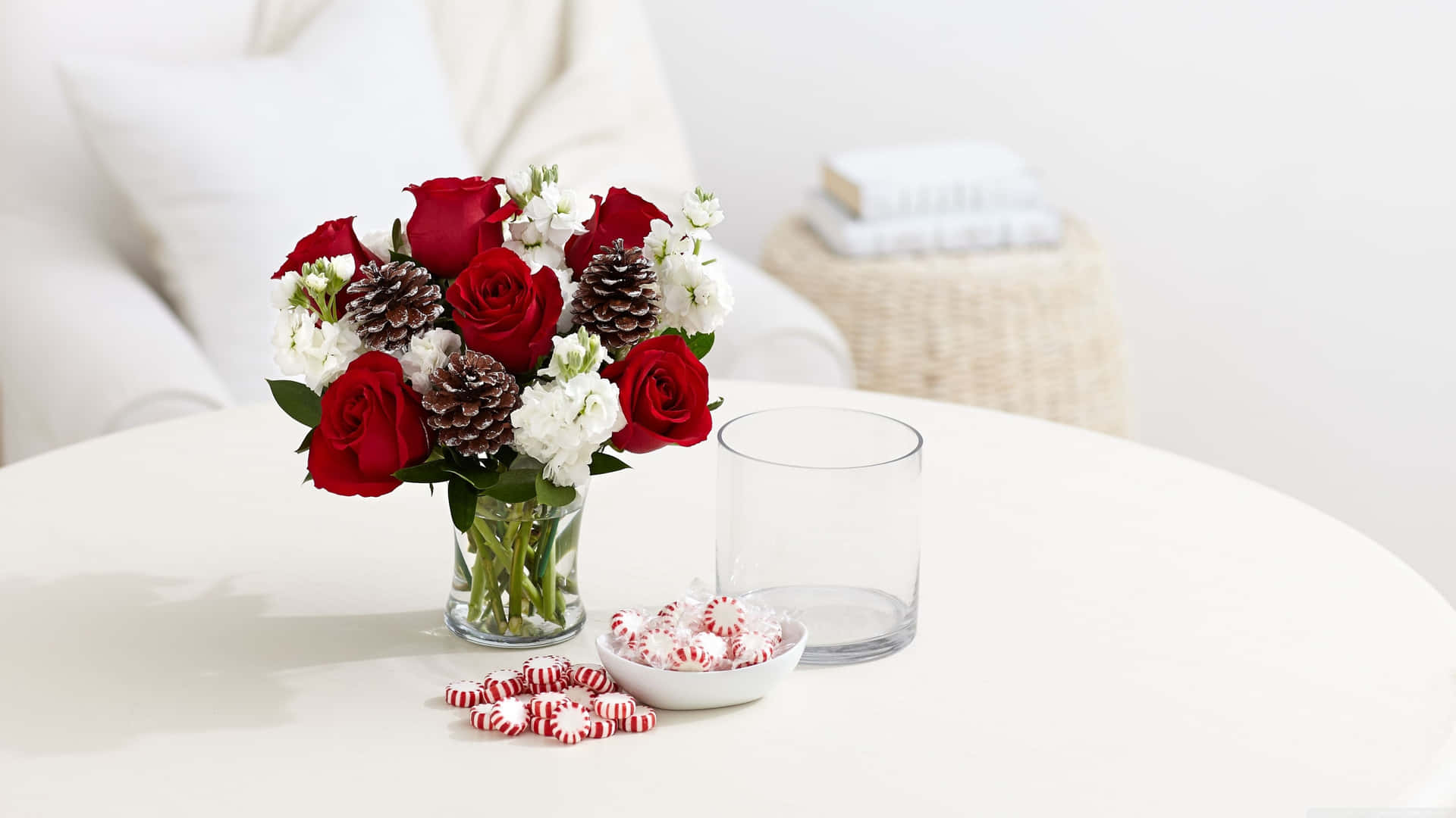 Red And White Roses In A Vase Wallpaper