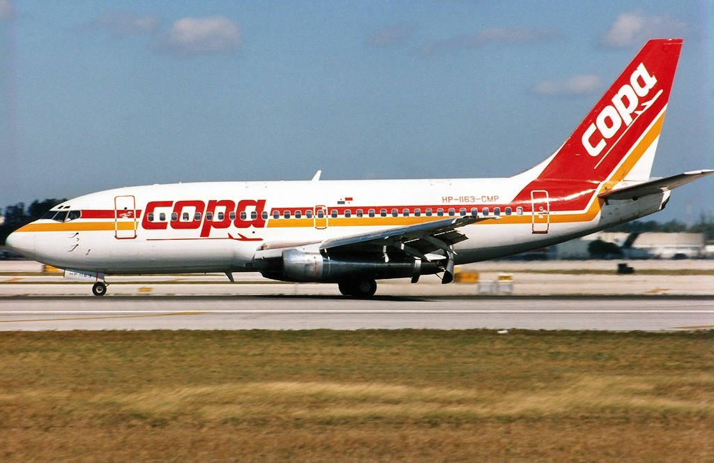 Rød og gul Copa Airlines-fly tager af mod en turkis himmel. Wallpaper