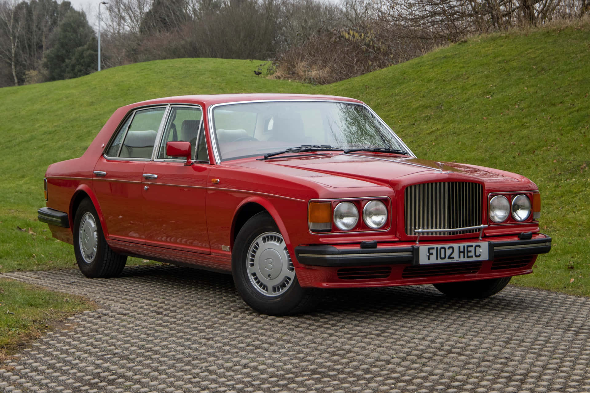 Rode Bentley Turbo R Geparkeerd Buiten Achtergrond