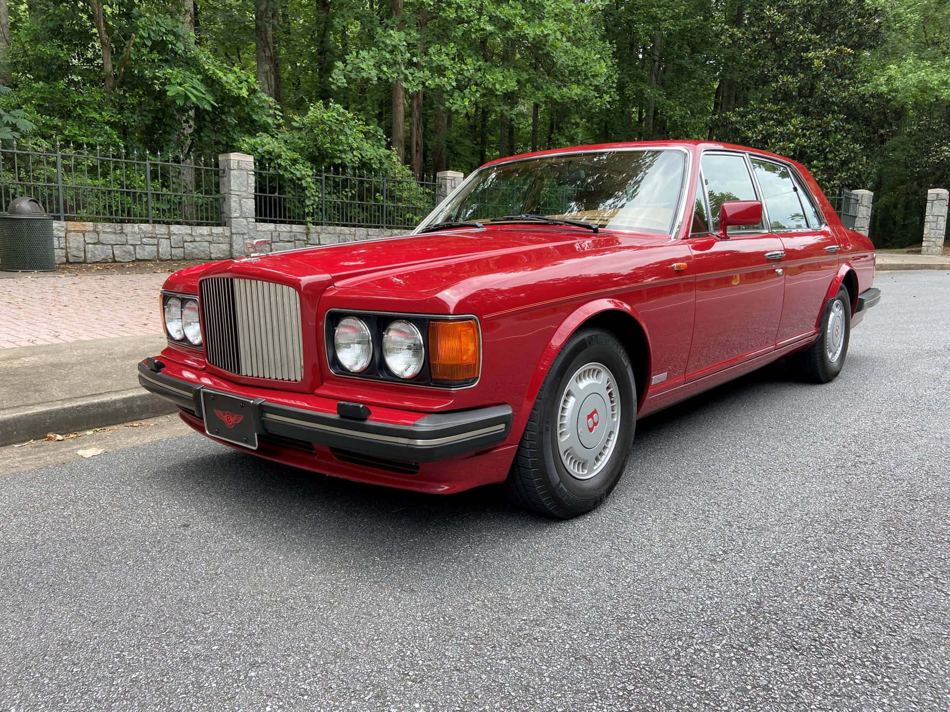 Rode Bentley Turbo R Zijaanzicht Achtergrond