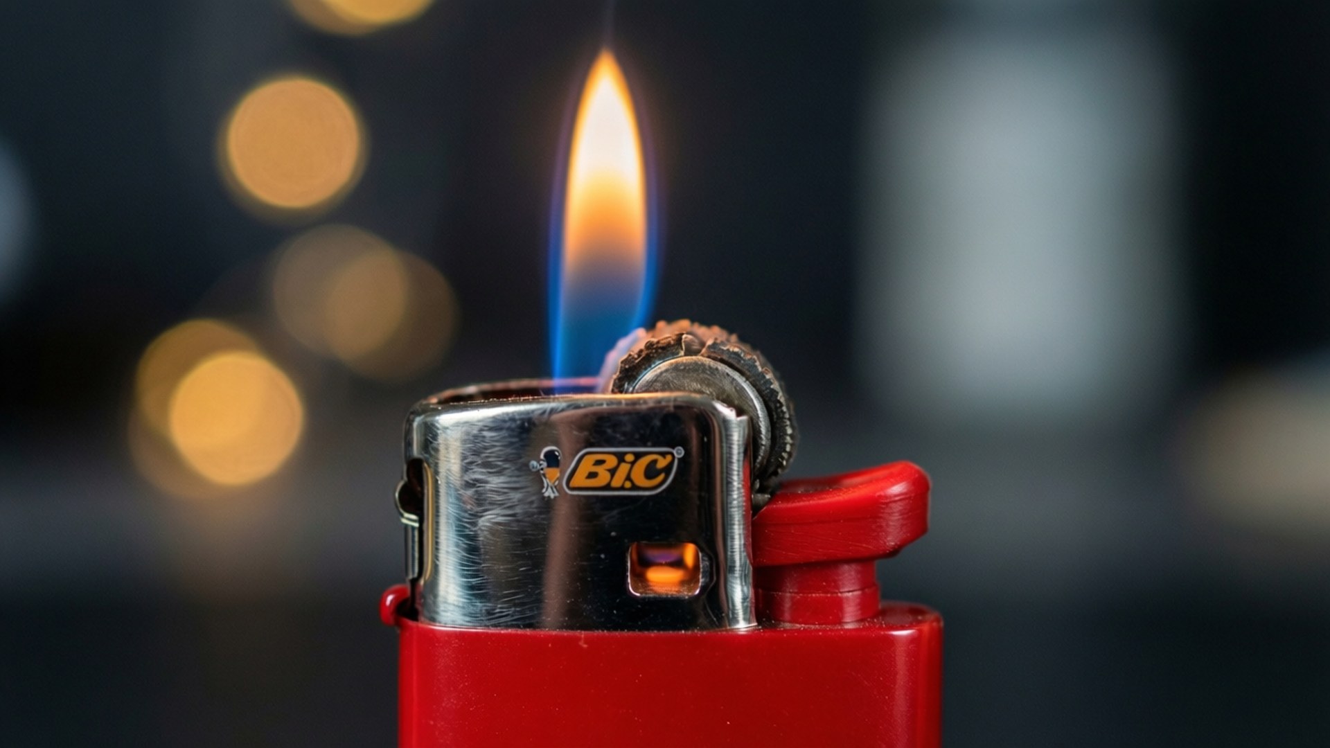 Makro Api Bic Merah Wallpaper