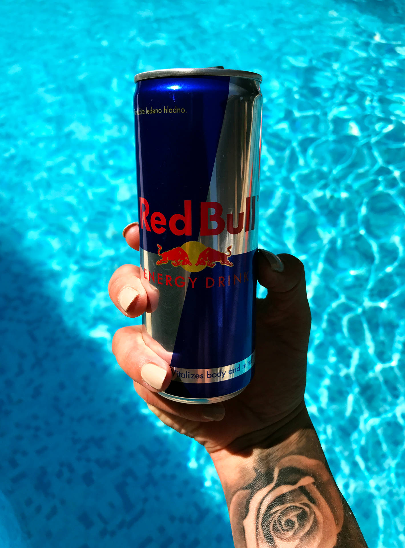 Red Bull Mano Sull'acqua Sfondo