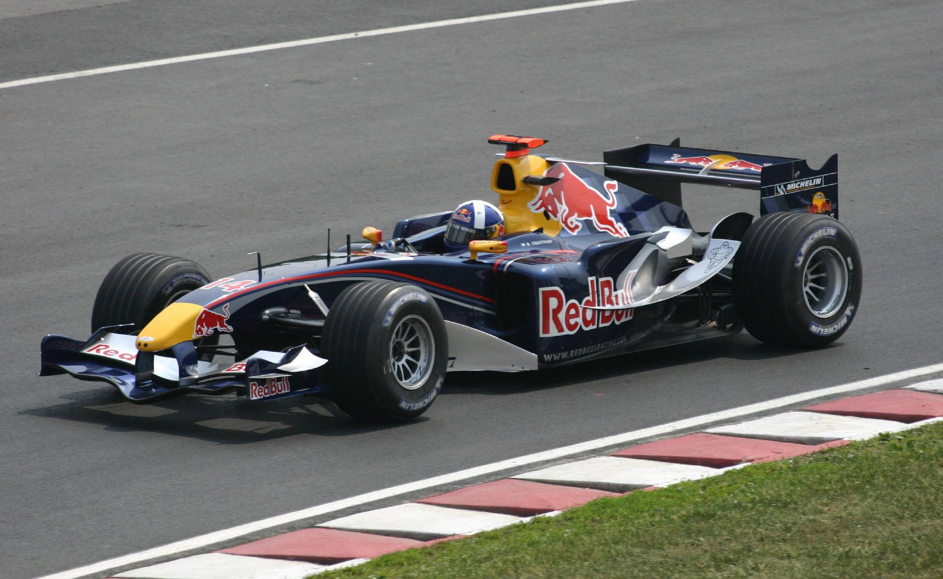 Redbull Racing Coulthard Girando. Fondo de pantalla