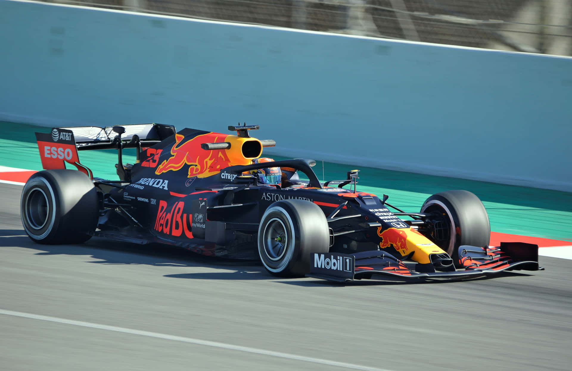 Voiture De F1 Red Bull Racing En Pleine Vitesse Sur La Piste Fond d'écran