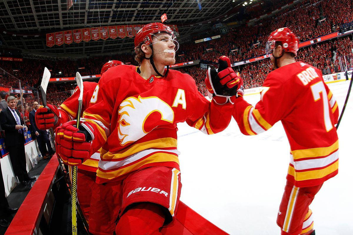Camisetaroja De Hockey De Calgary Flames Matthew Tkachuk Fondo de pantalla
