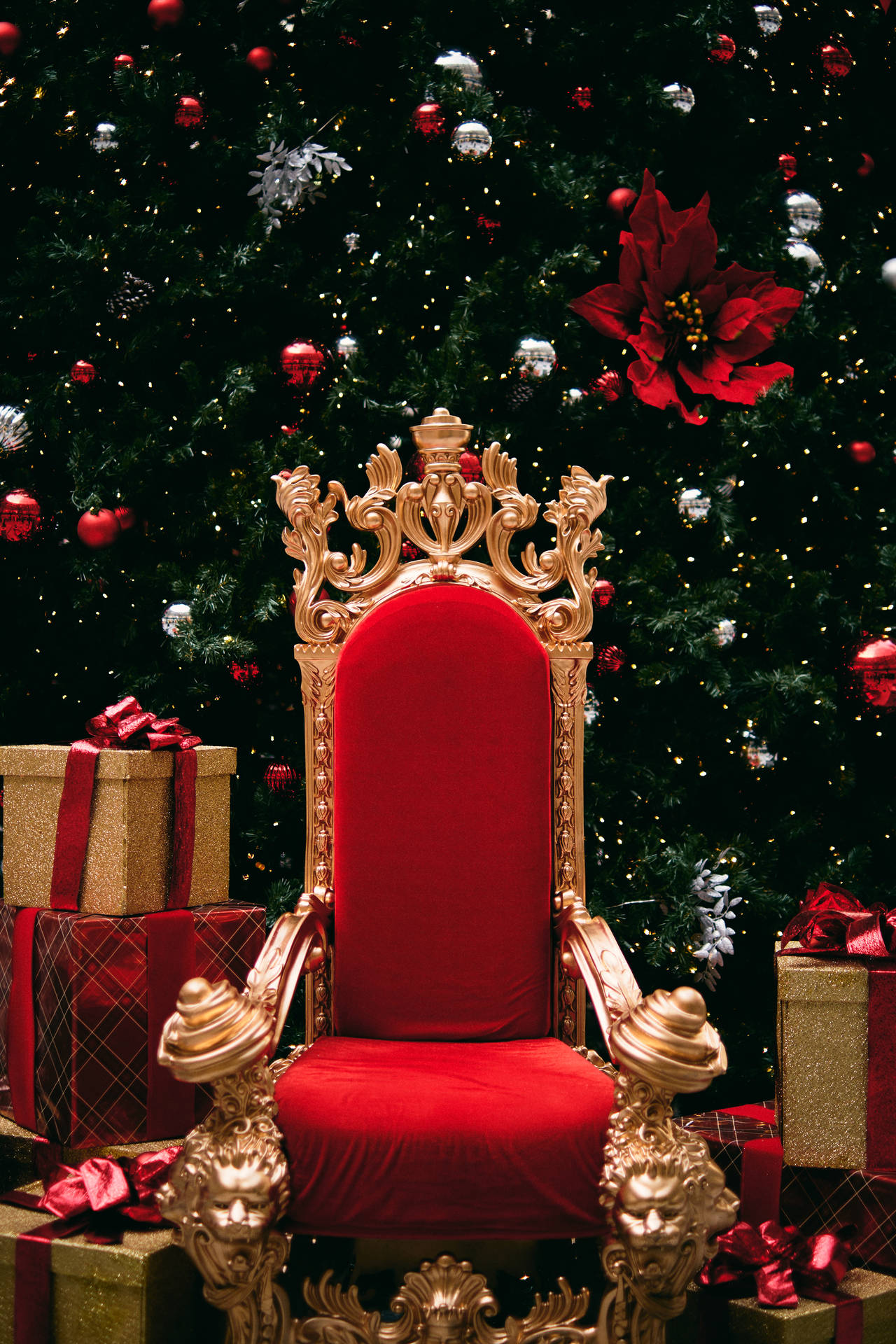 Trono Rosso Di Natale Accanto Ai Regali Sfondo