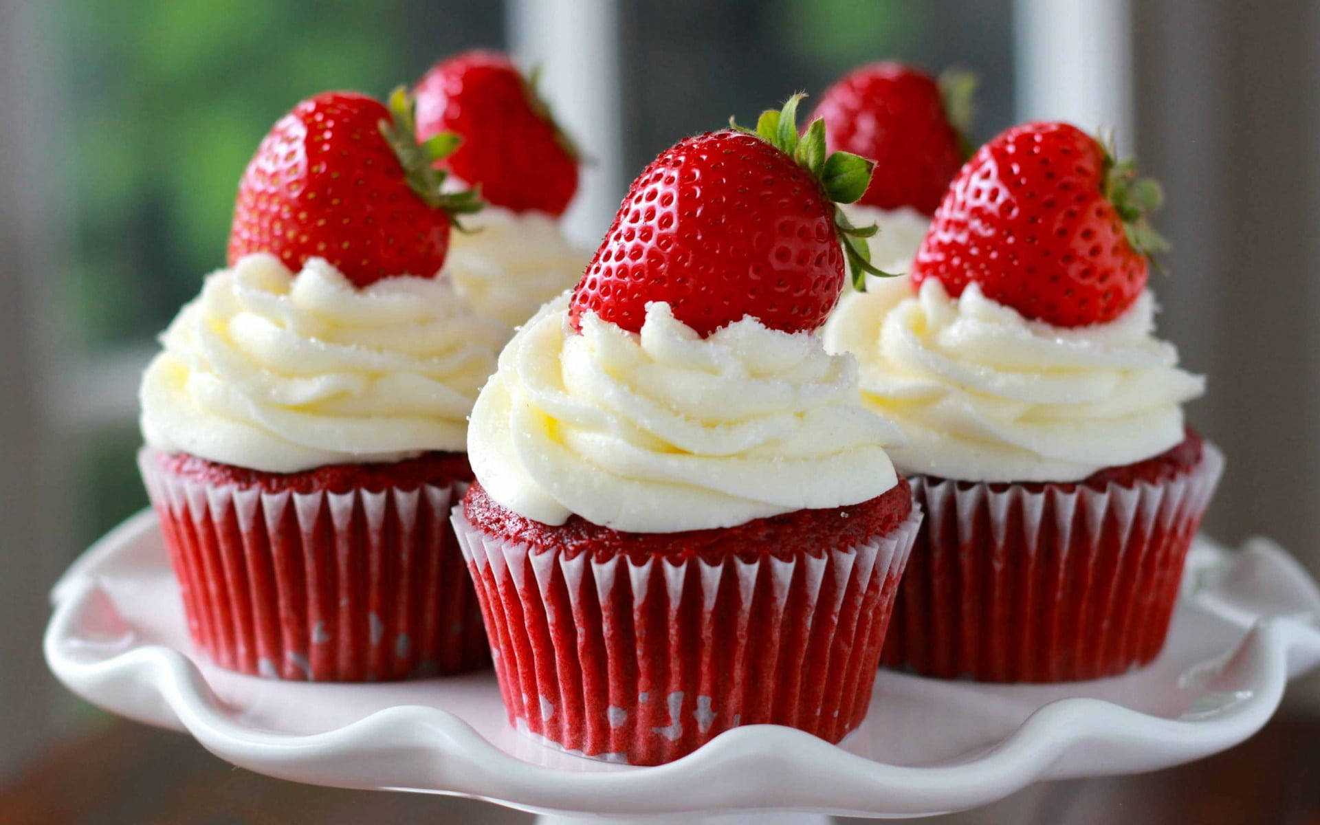Red Cupcakes With Strawberry Desktop Wallpaper