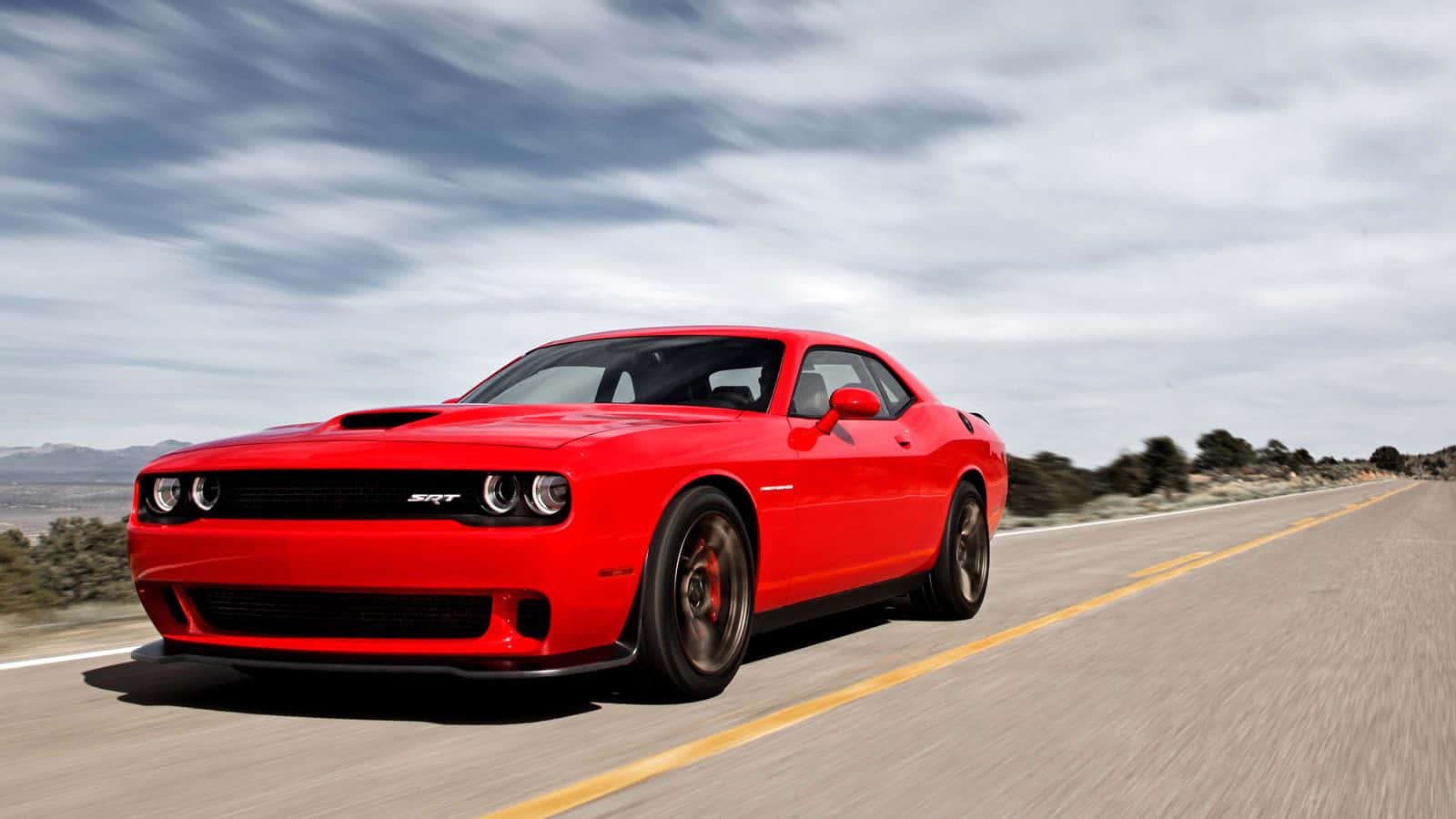 Potenzae Velocità - La Dodge Hellcat Rossa In Primo Piano Sfondo