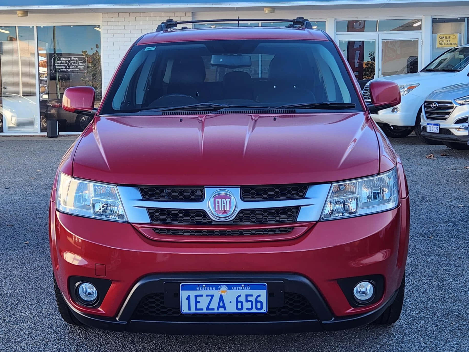 Vue De Face D'une Fiat Freemont Rouge Fond d'écran