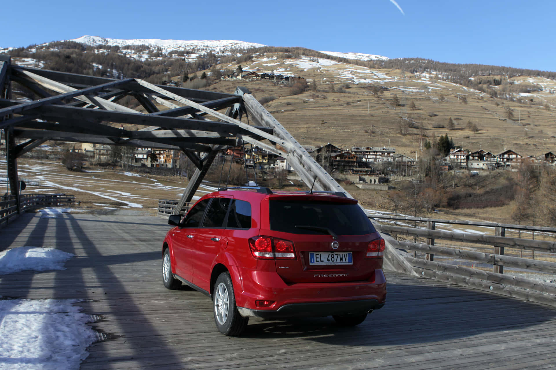 Fiat Freemont Rouge Sur Un Pont De Route De Montagne Fond d'écran