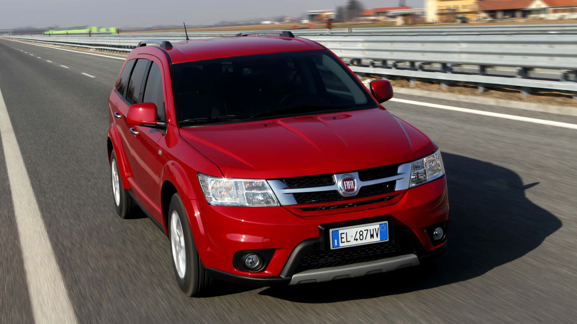 Fiat Freemont Rouge Sur La Route Fond d'écran