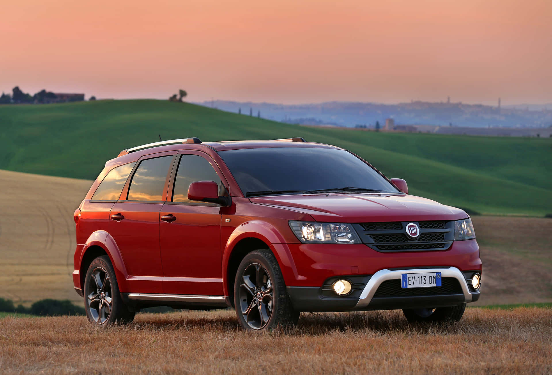 Fiat Freemont Rouge Dans Les Champs Au Coucher Du Soleil Fond d'écran