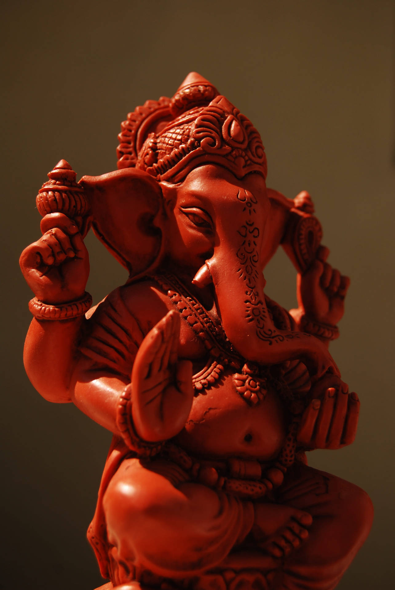Figuracompleta De Ganesh En Rojo En Alta Definición Fondo de pantalla