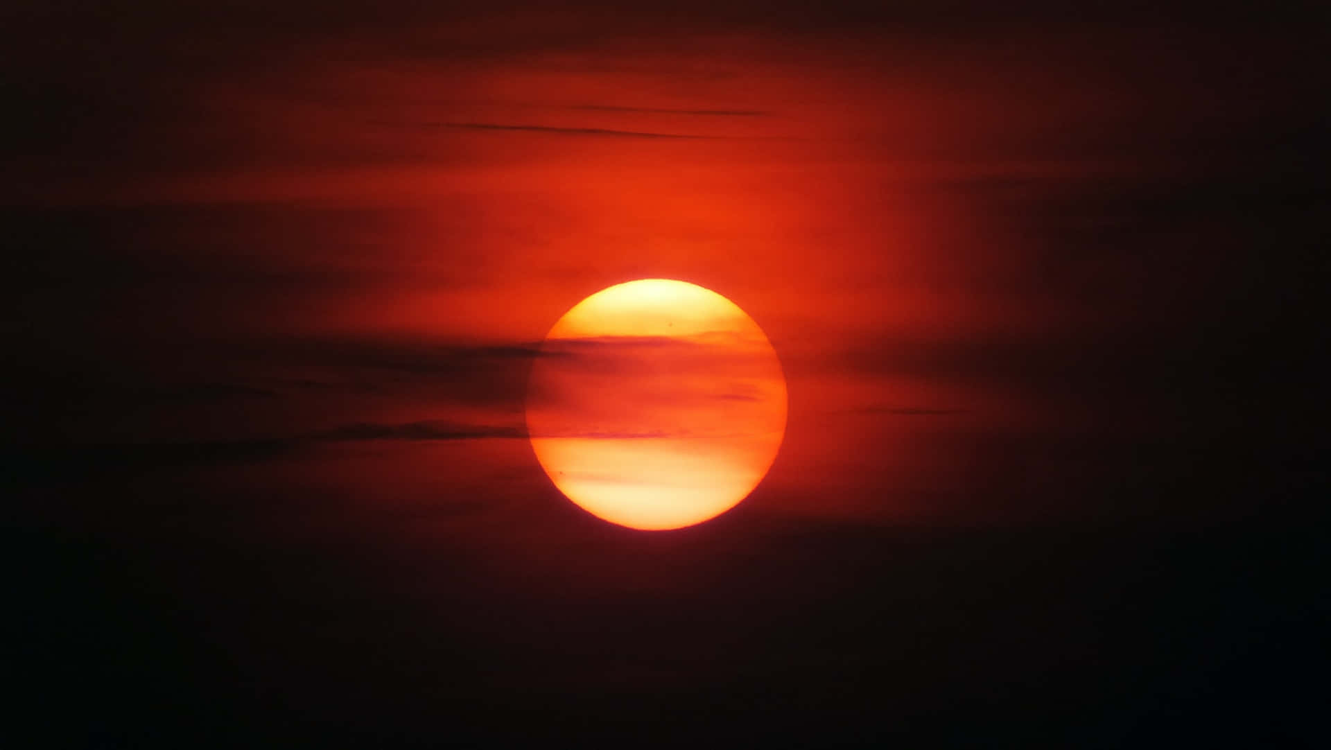 Sonnenuntergangmit Rotem Farbverlauf Im Hintergrund