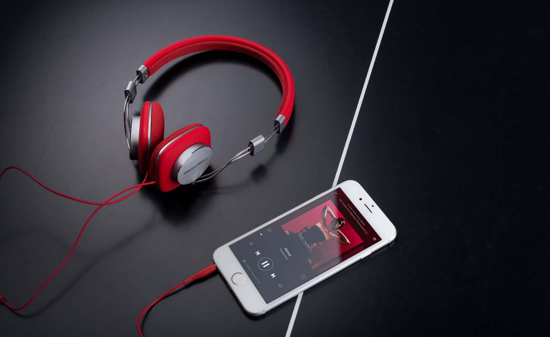 Headphone Merah Dengan Setup Musik Smartphone Wallpaper