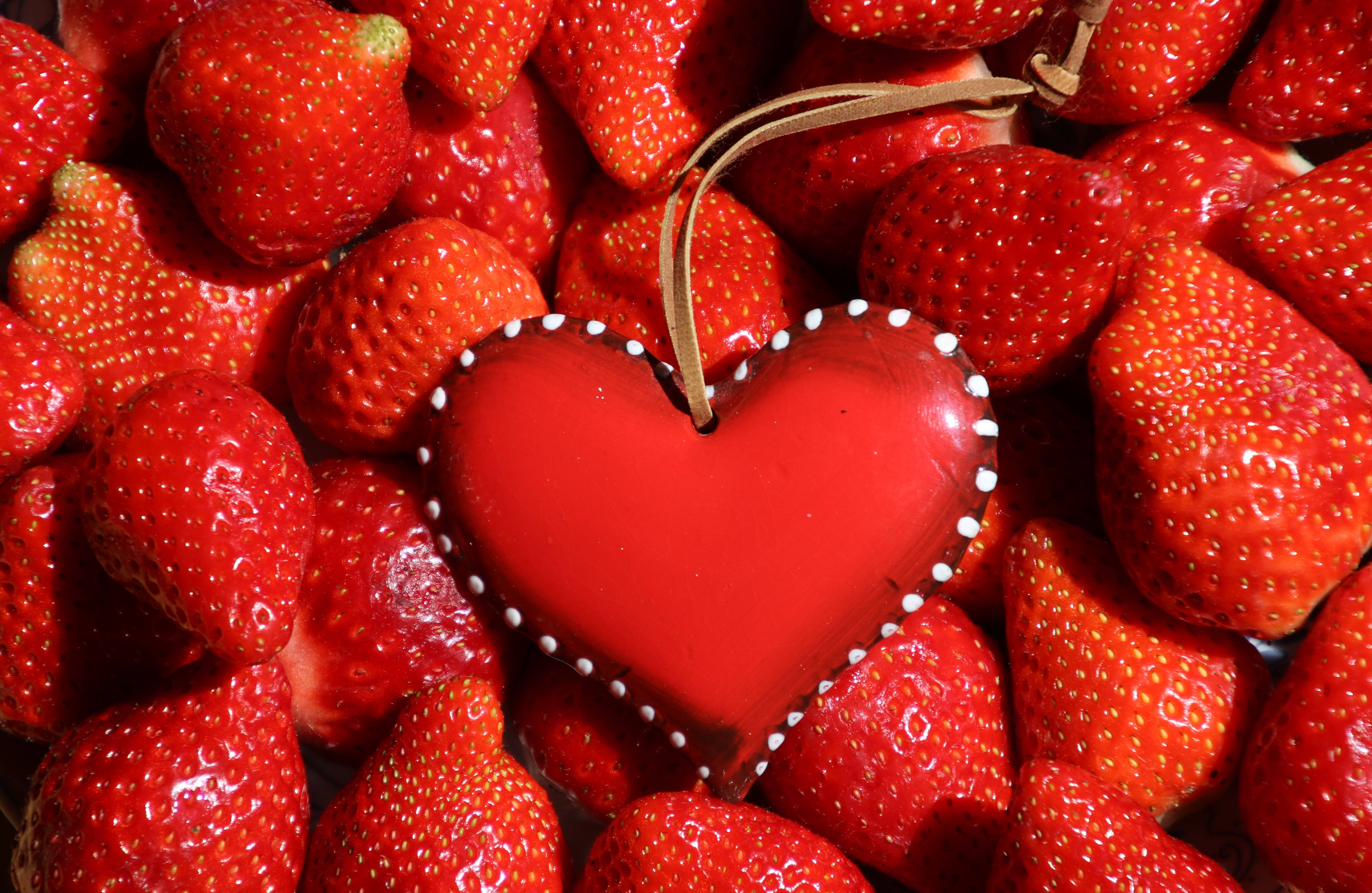 Red Heart Strawberry Desktop Wallpaper