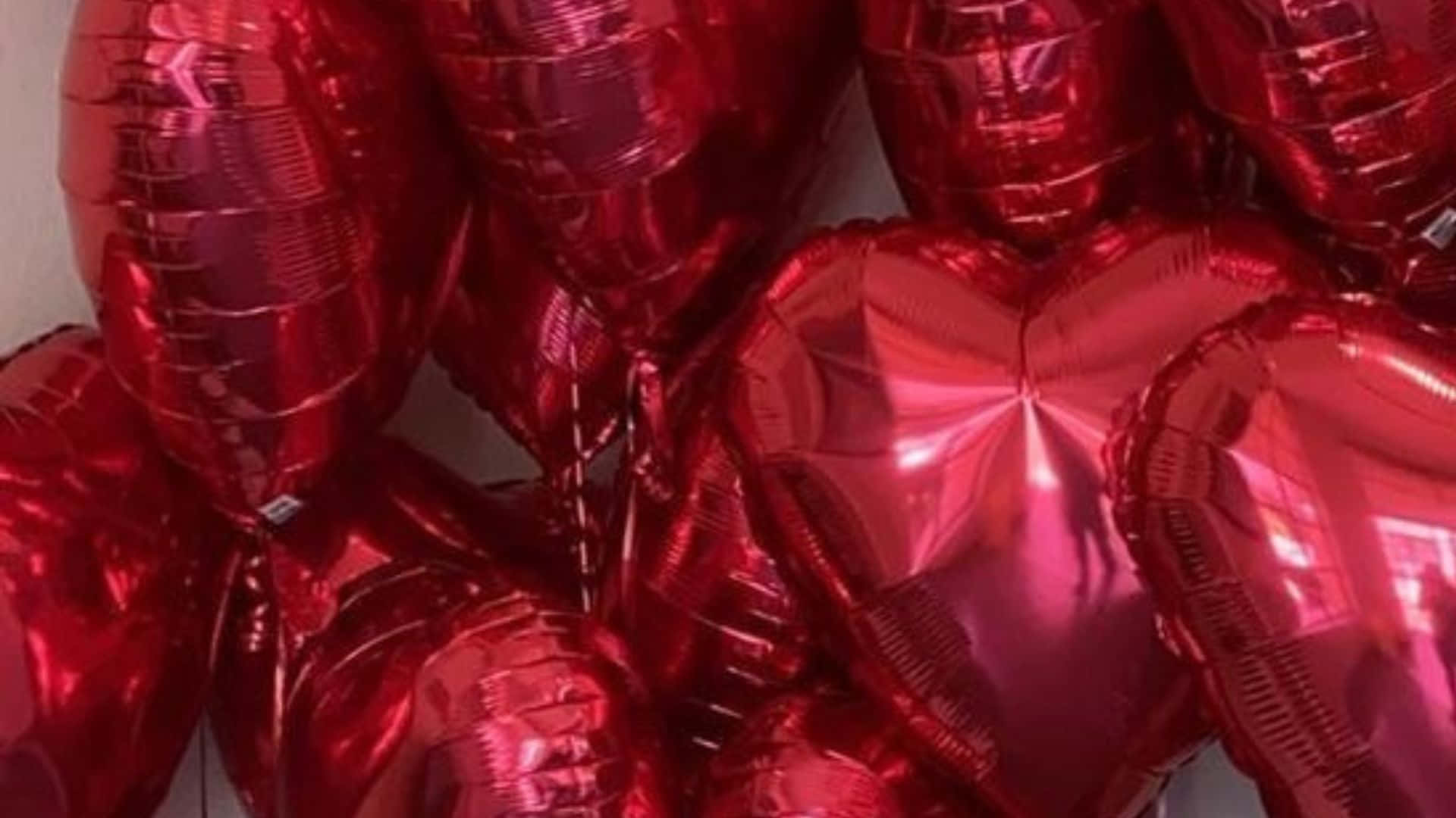 Enhög Med Röda Hjärtformade Ballonger