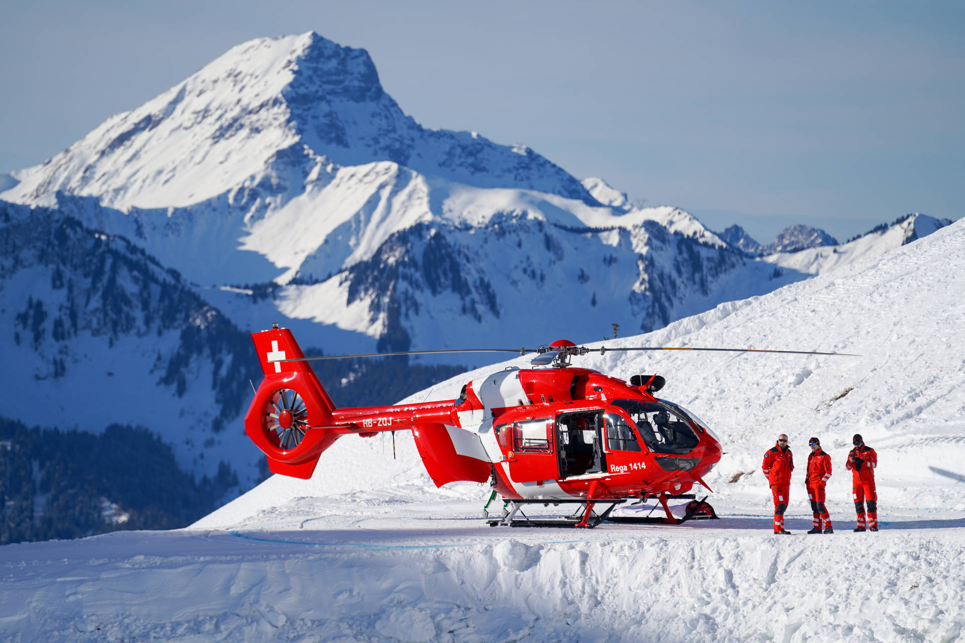 Rød Helikopter På Snedækket Bjerg Wallpaper
