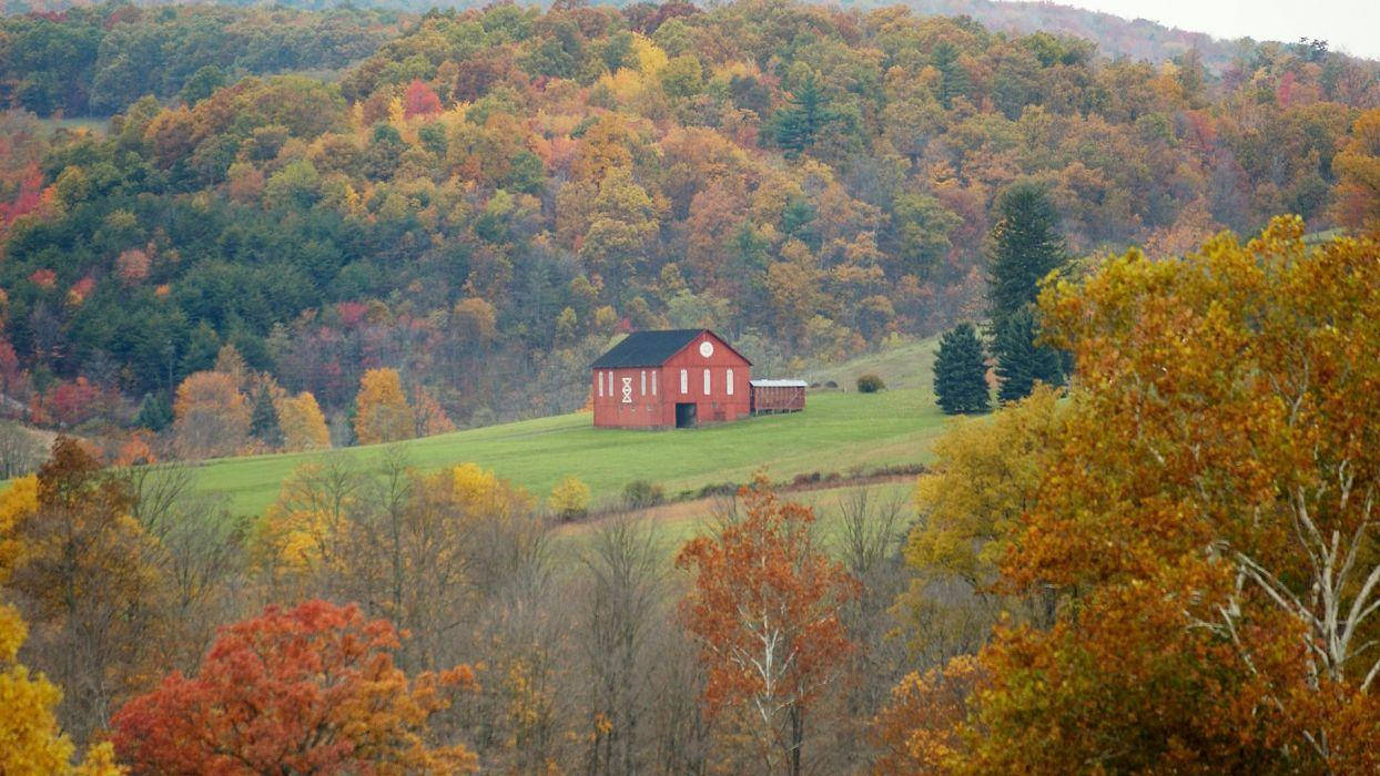 Red House In Ohio Meadow Background