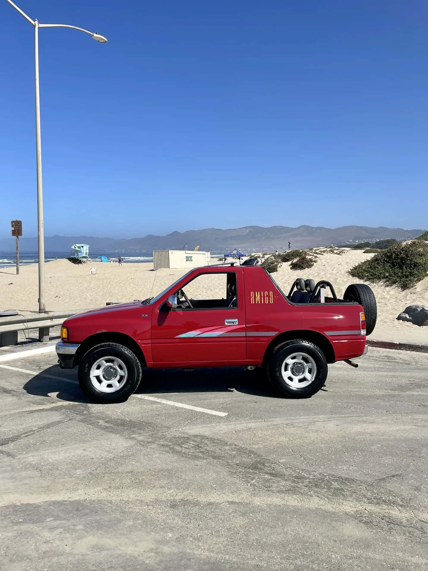 Rode Isuzu Amigo Strandparkeren Achtergrond