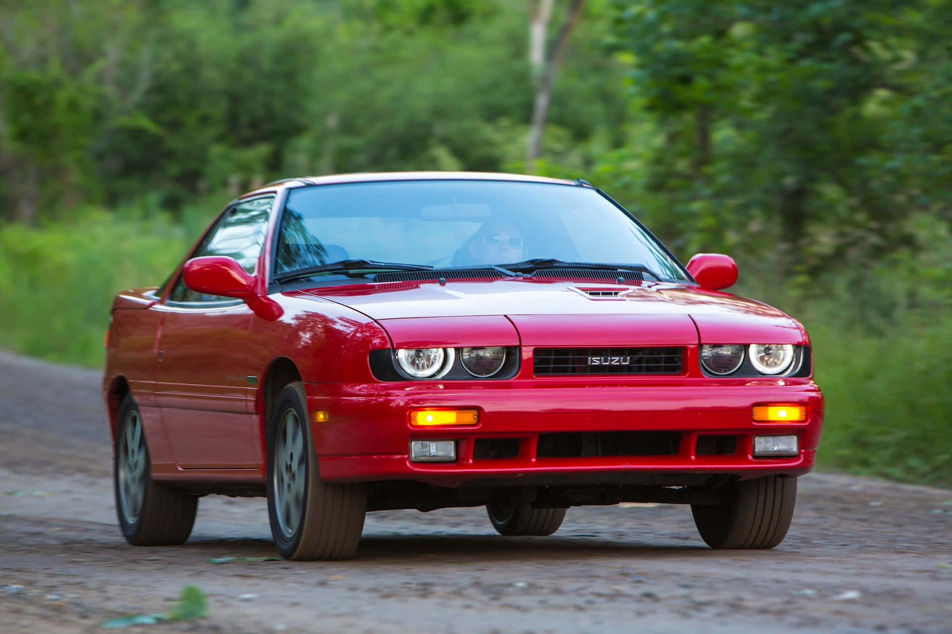 Isuzu Impulse Merah Di Jalan Wallpaper