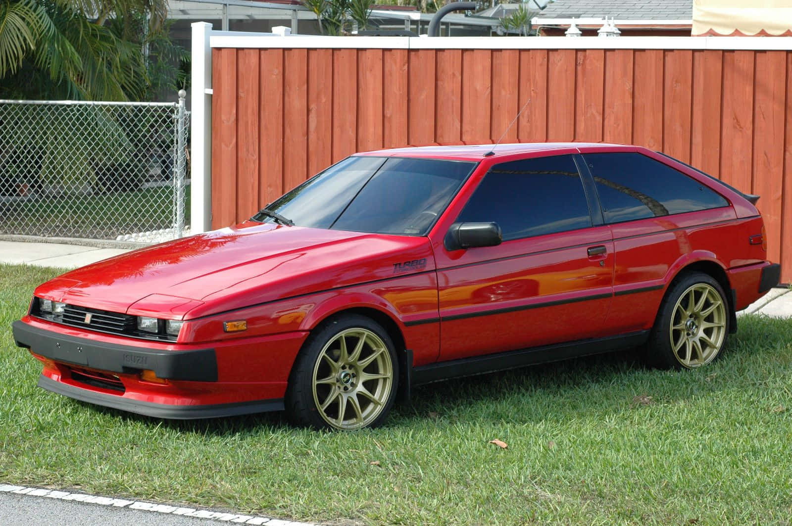 Isuzu Impulse Merah Parkir Wallpaper