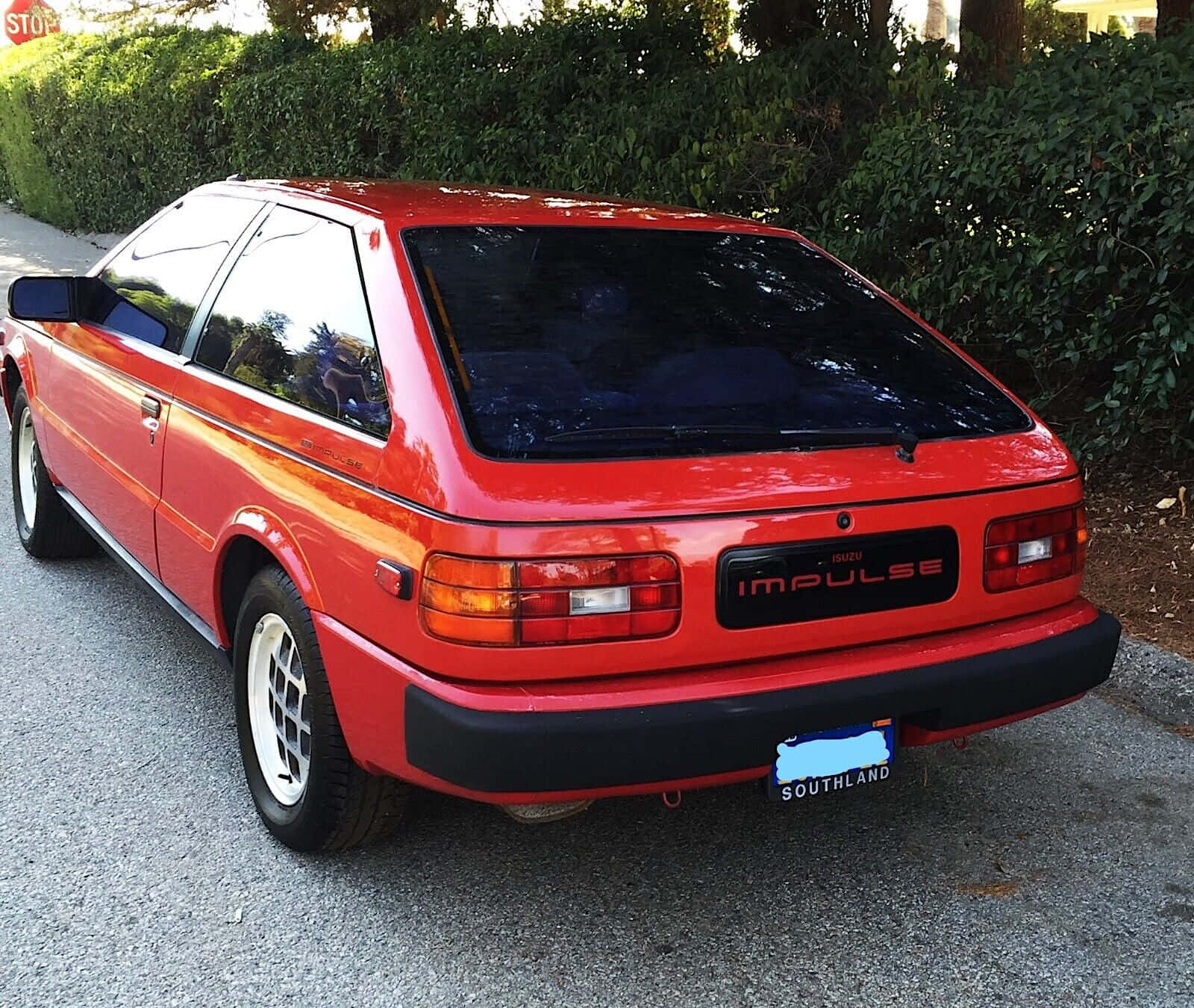 Isuzu Impulse Merah Tampak Belakang Wallpaper