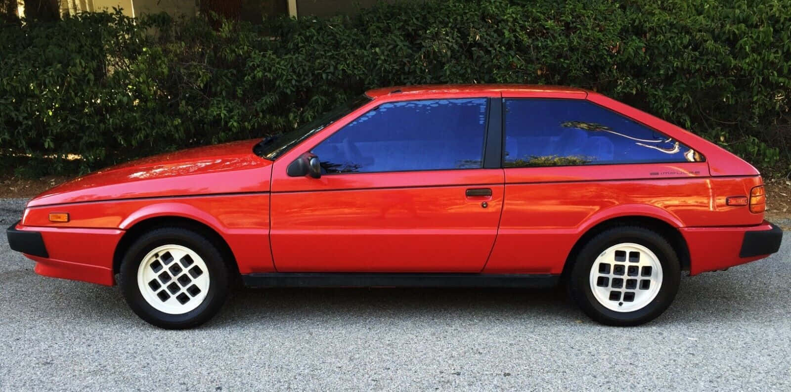 Vue Latérale De L'isuzu Impulse Rouge Fond d'écran