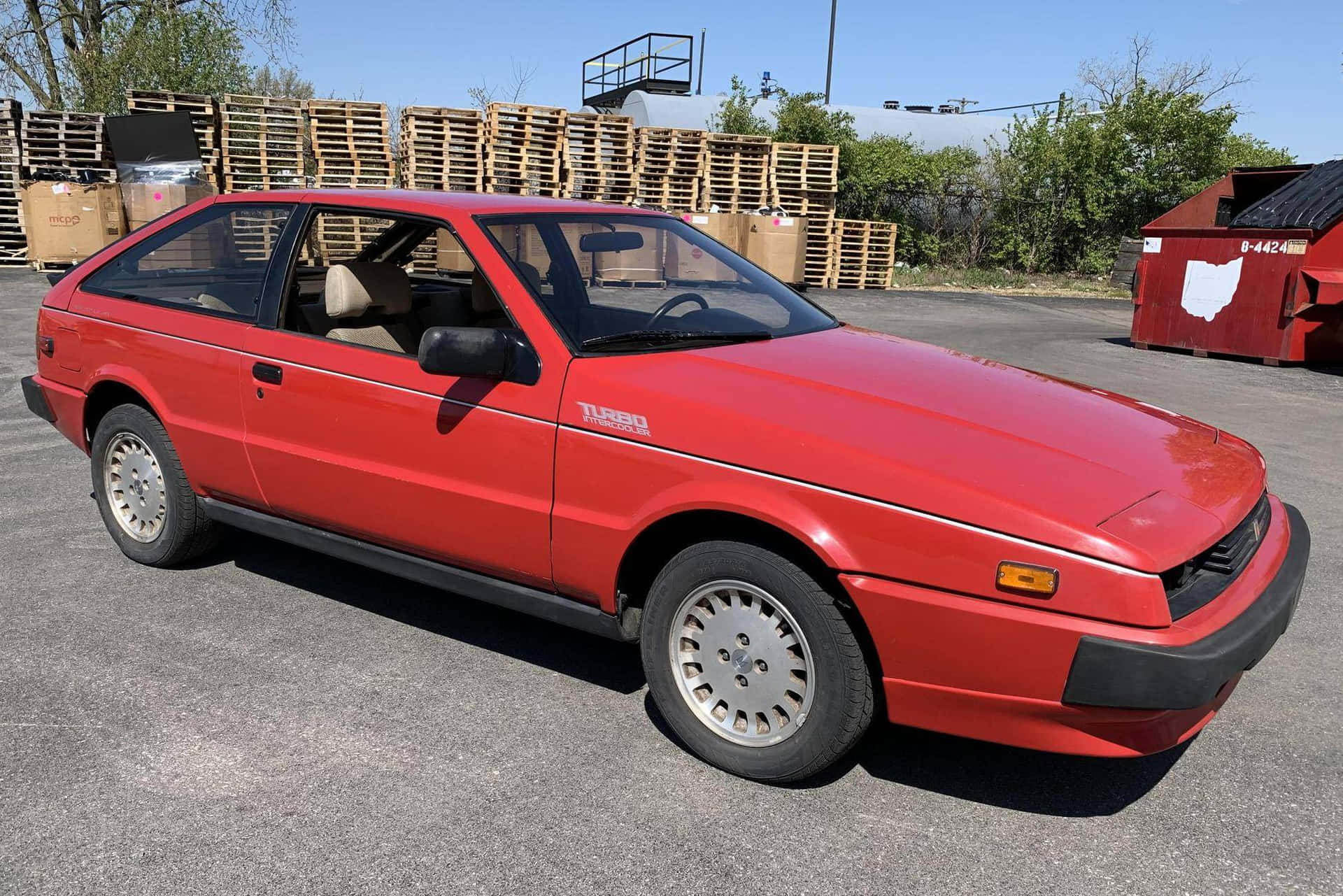 Rode Isuzu Impulse Turbo Geparkeerd Buiten Achtergrond