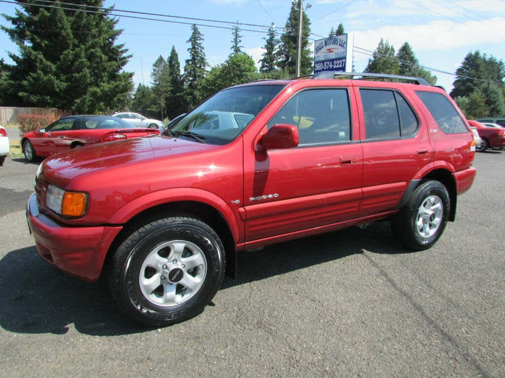 Rode Isuzu Rodeo S U V Geparkeerd Buiten Achtergrond