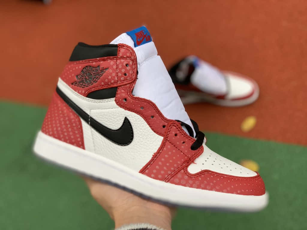 Røde Nike® Jordan Sko - Gør Et Udsagn I Stil Wallpaper