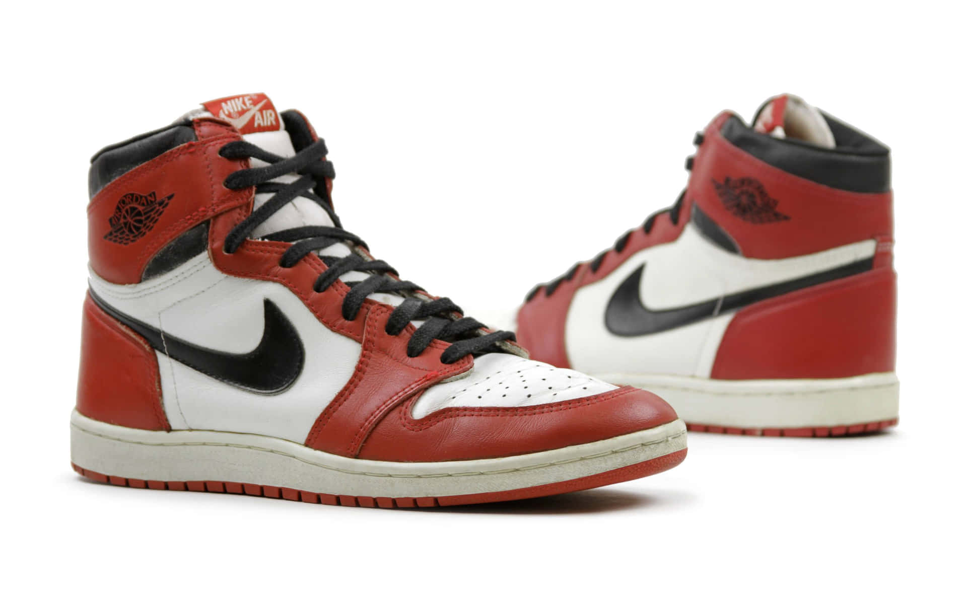 Consigueese Estilo Jumpman Con Estos Audaces Zapatos Rojos De Jordan Fondo de pantalla