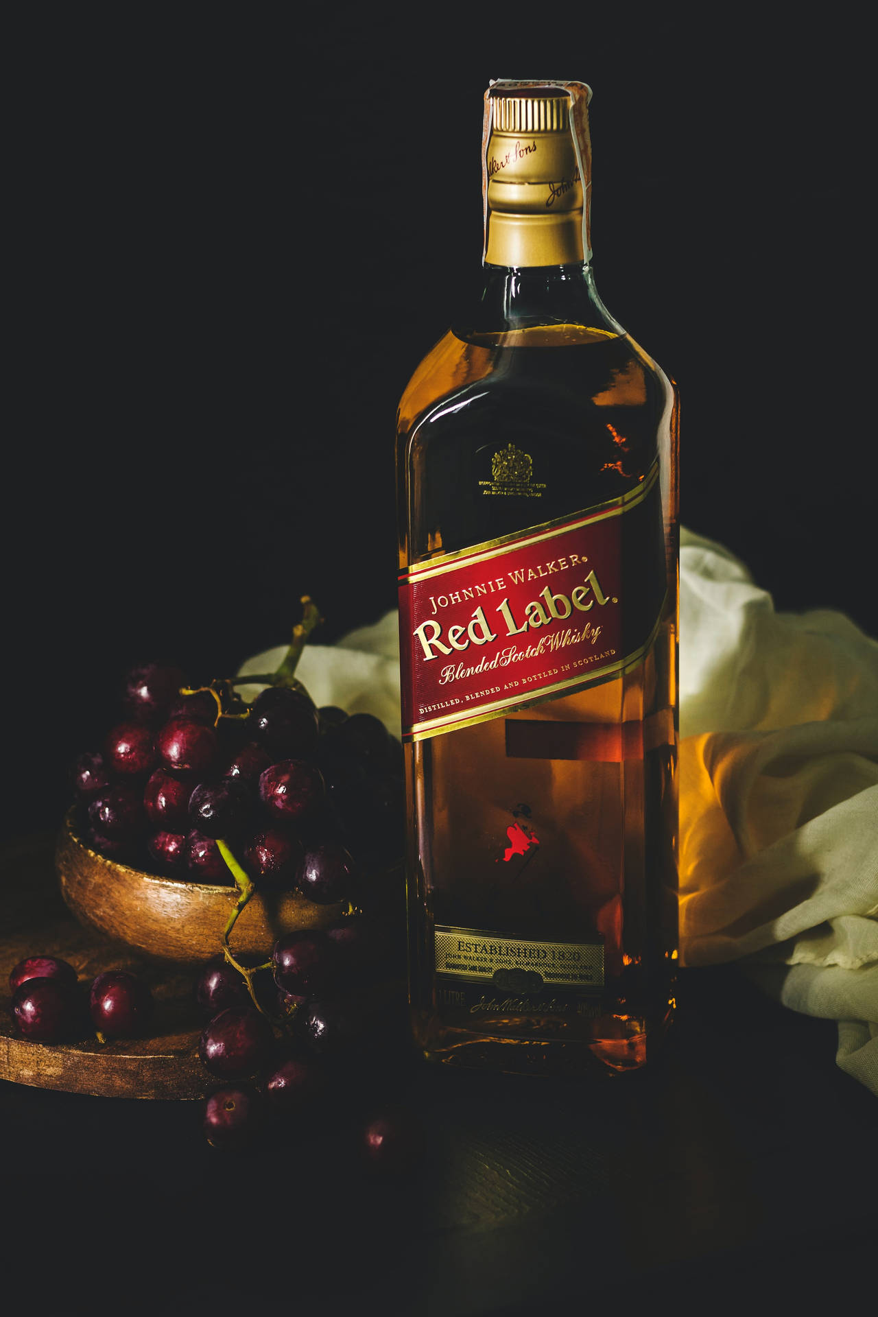Botellade Whisky Red Label Con Cerezas Fondo de pantalla