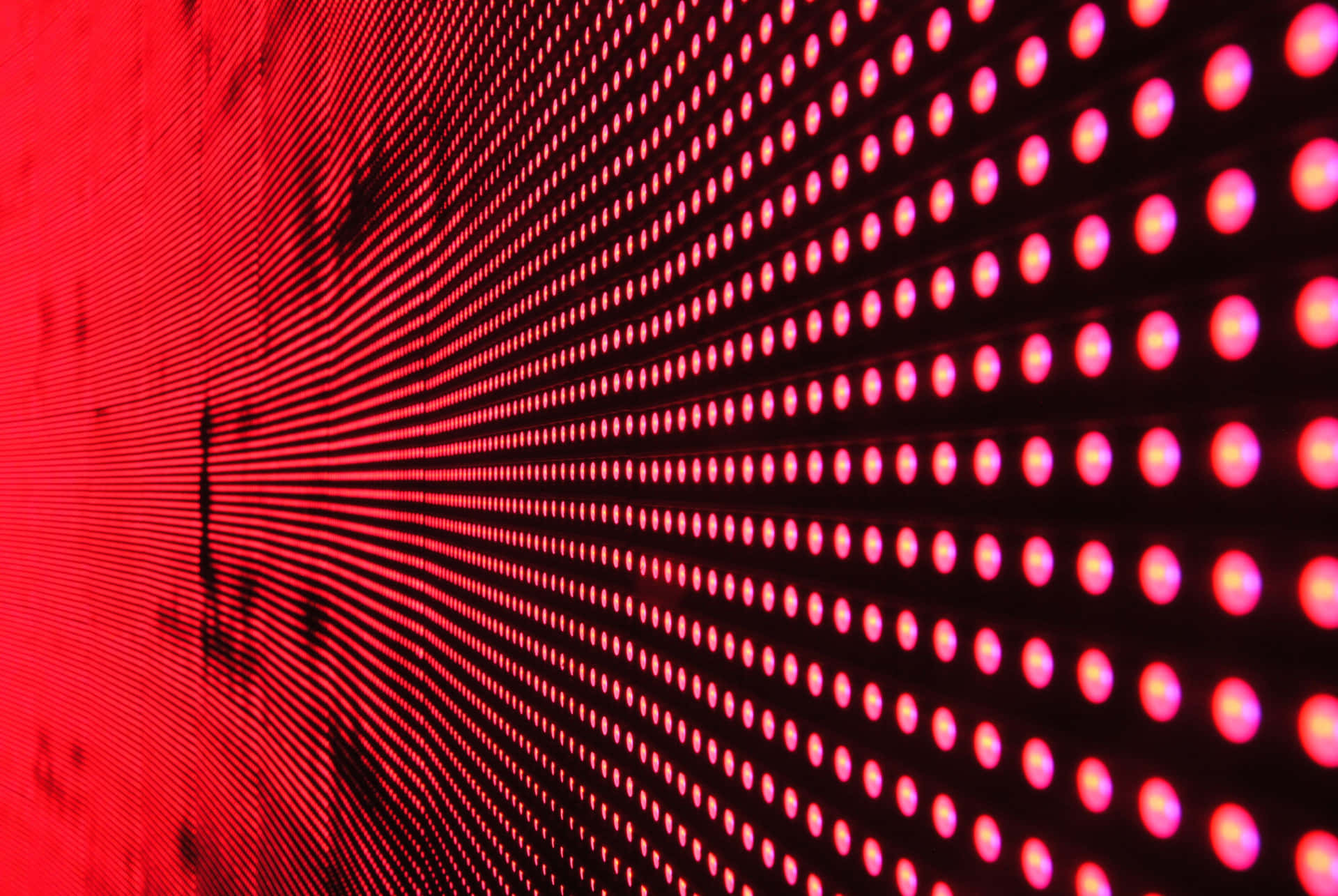 Et lyst rødt LED-lys skinner op på en væg Wallpaper