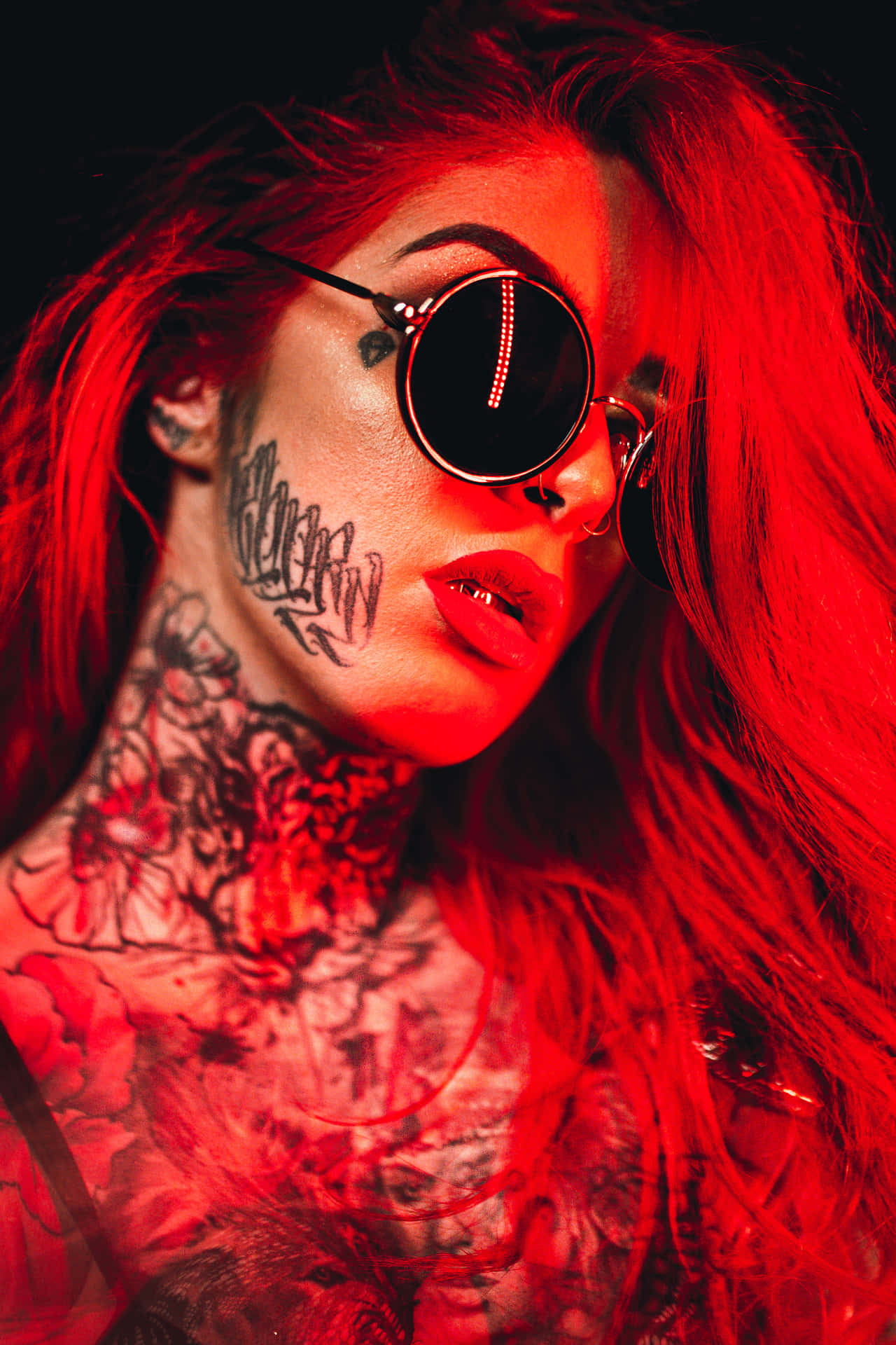 Fascinoeccezionale Di Un Tatuaggio Sul Collo Con Una Vibrante Luce Rossa Sfondo
