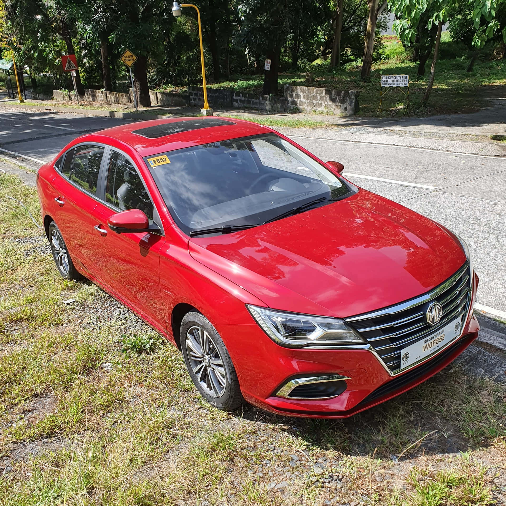 Berline Rouge M G5 Garée En Plein Air Fond d'écran