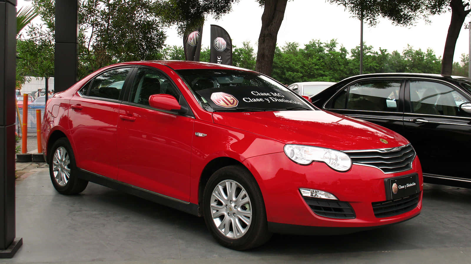 Berline Mg 550 Rouge Dans Un Showroom Fond d'écran