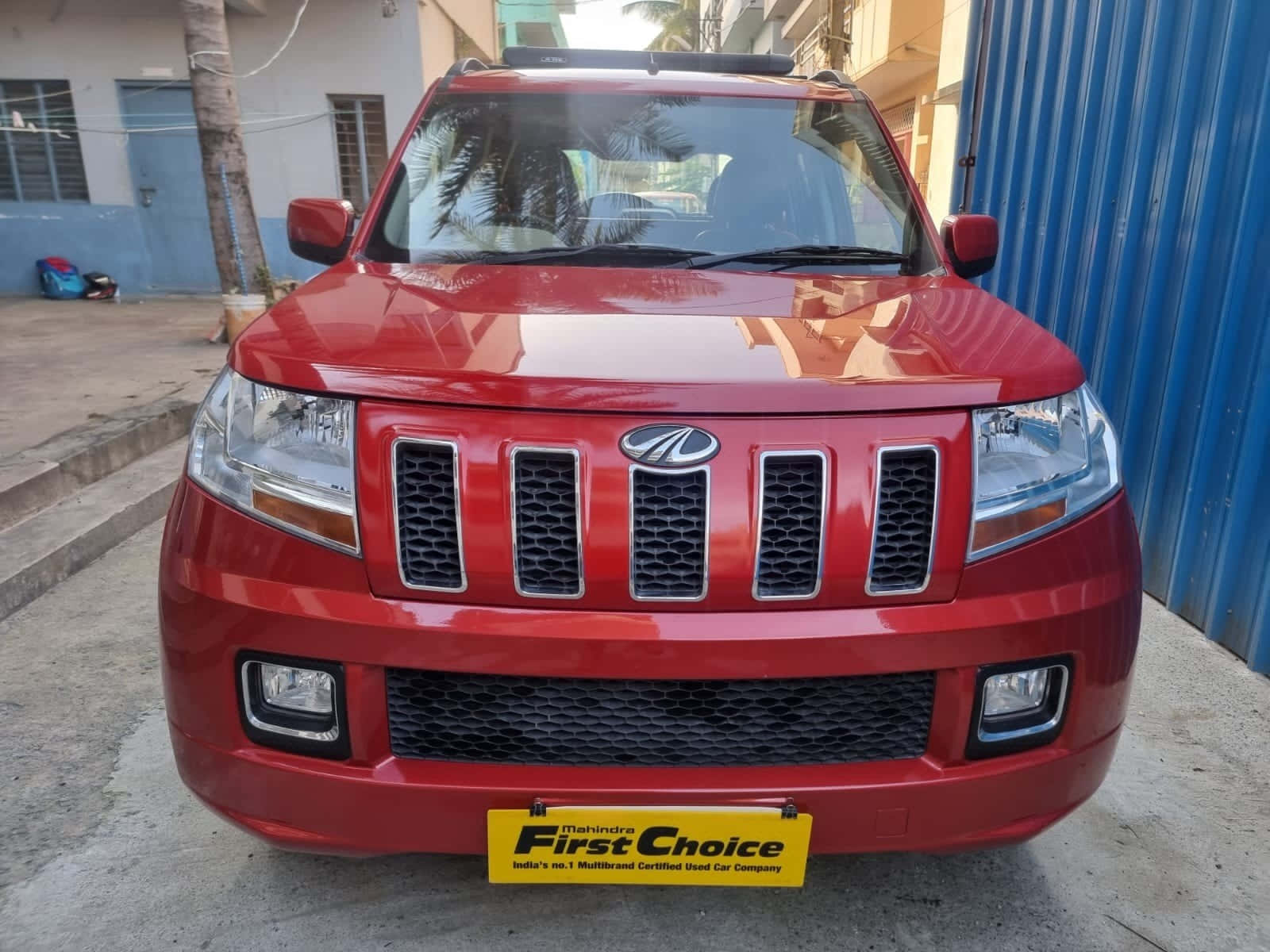 Vue De Face Du Mahindra Tuv300 Rouge Fond d'écran