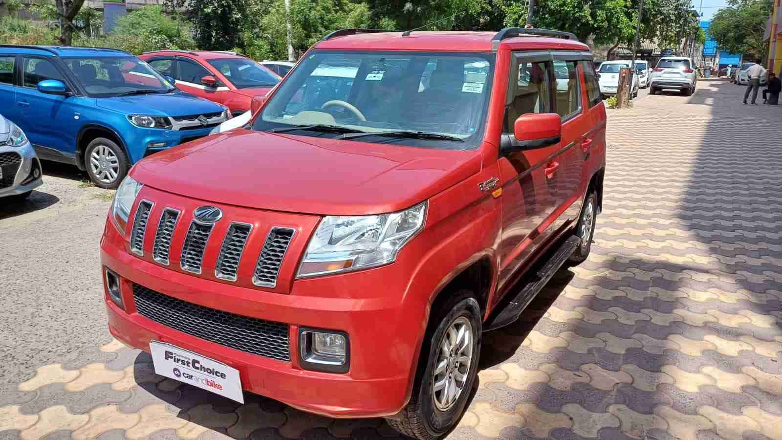 Mahindra Tuv300 Rouge En Exposition Fond d'écran