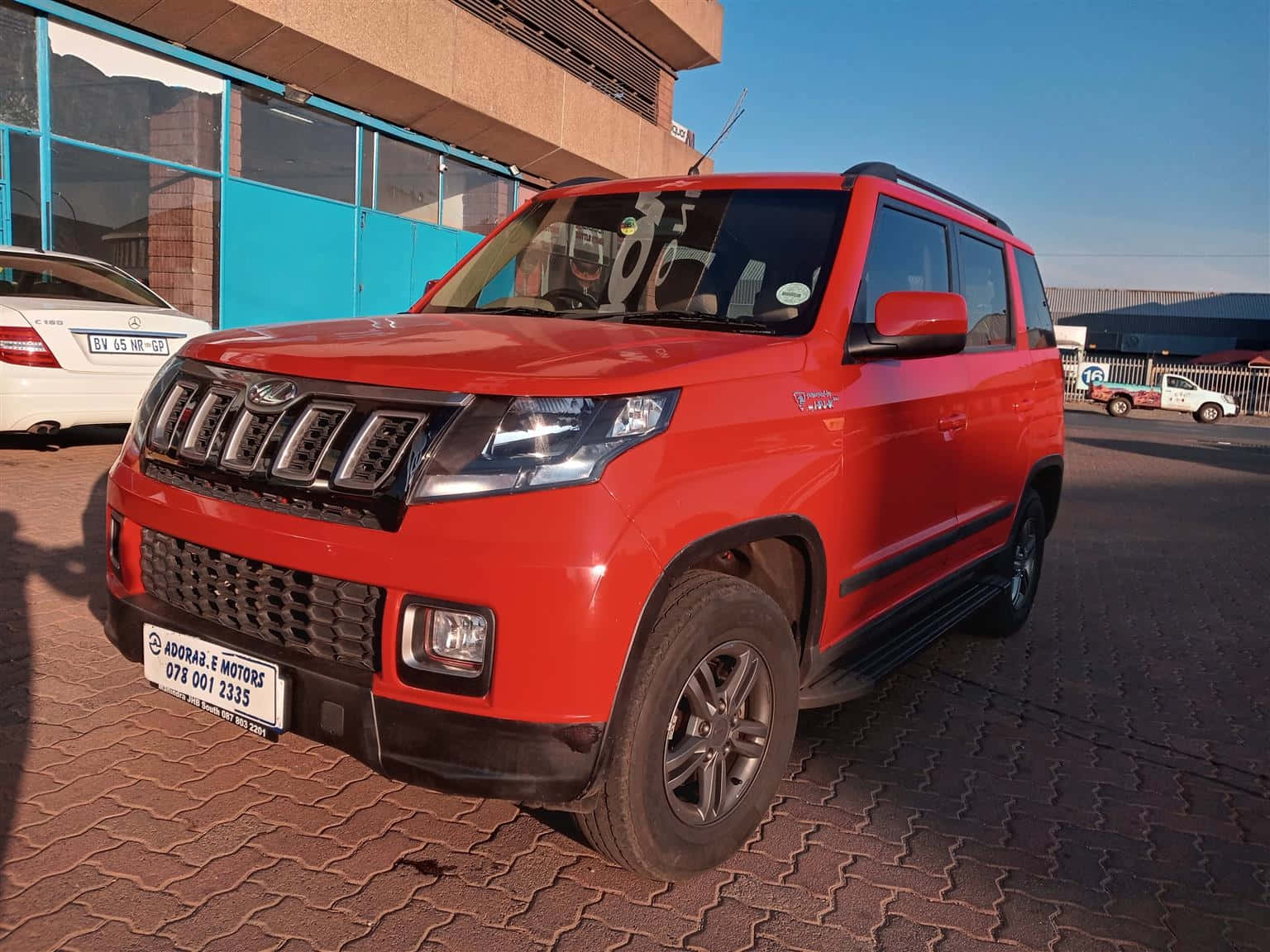 Mahindra T U V300 Rouge Garé À L'extérieur Fond d'écran