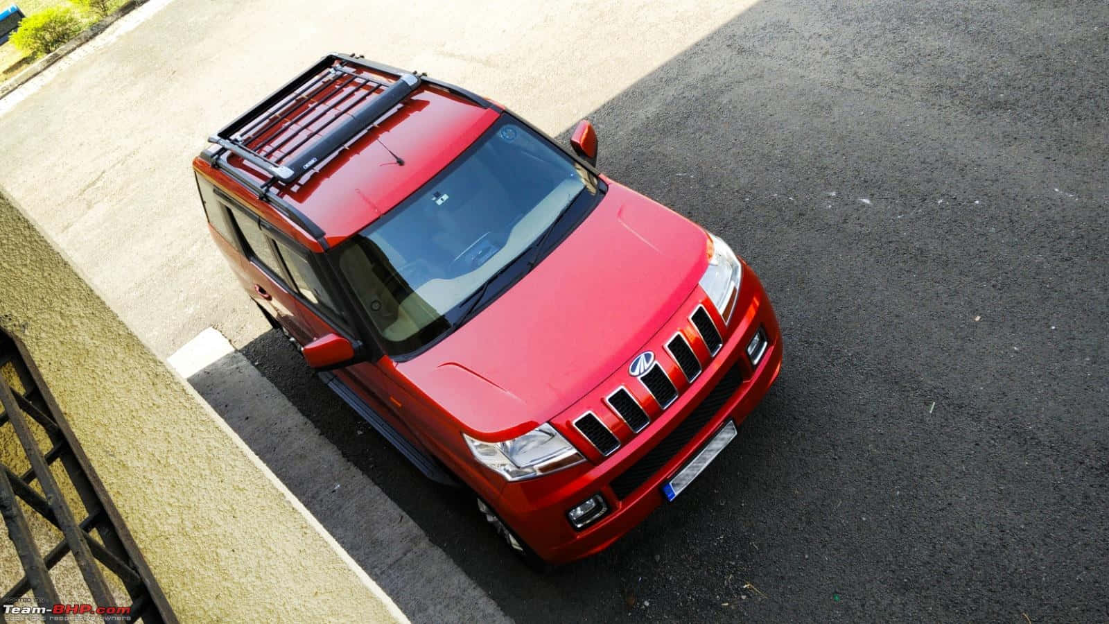 Vue Aérienne Du Mahindra Tuv300 Rouge Fond d'écran