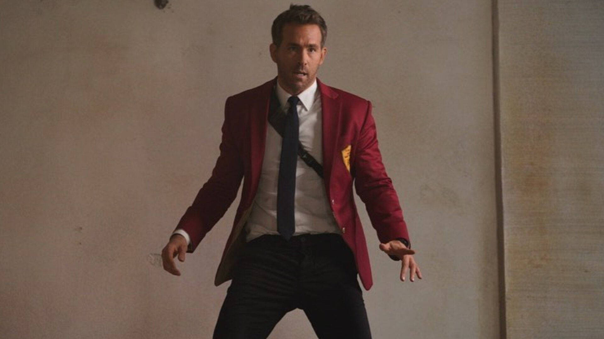 Action-packed shot from the movie "Red Notice" featuring Ryan Reynolds. Wallpaper