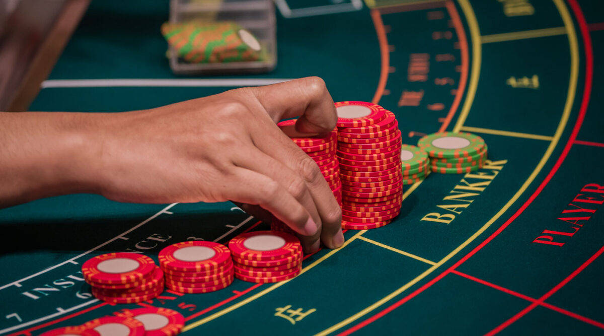 Fichasde Póker Rojas Con Valor De $5, Juego De Mesa De Casino Baccarat. Fondo de pantalla