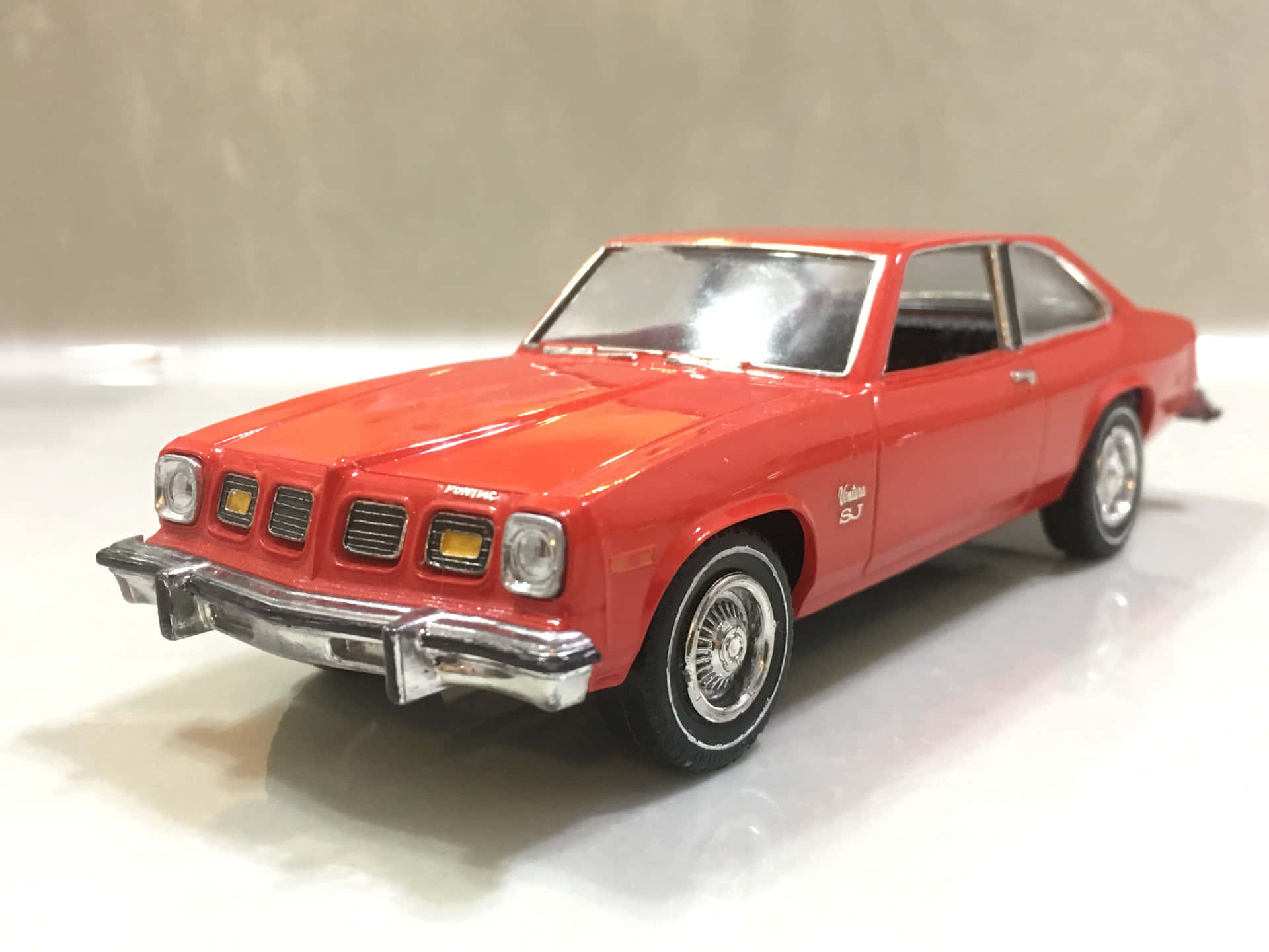 Modèle Réduit Pontiac Ventura Rouge Fond d'écran