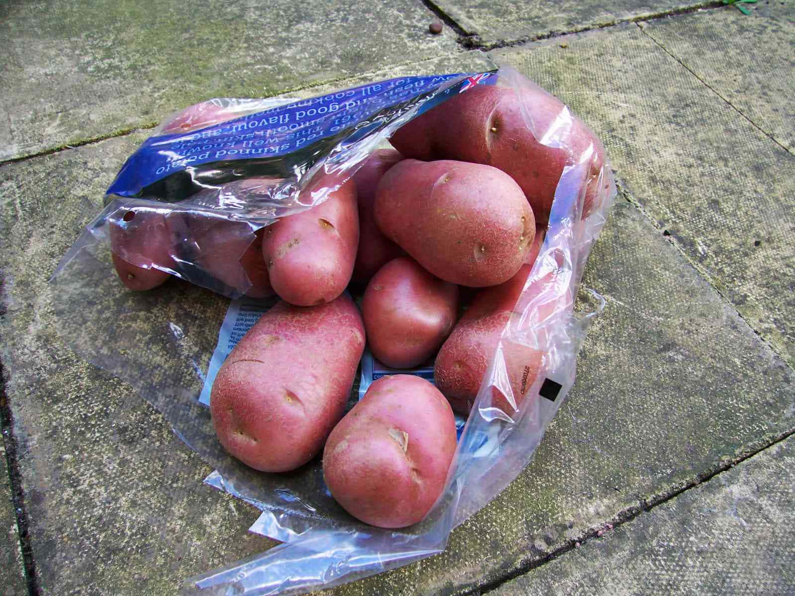 Red Potatoes in Fresh Produce Market Wallpaper