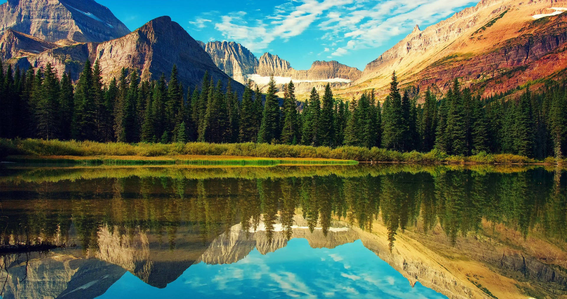 Montañareflectante Roja De Montana Fondo de pantalla